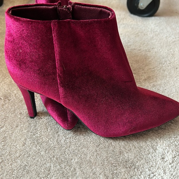 OLD NAVY NWOT WOMANS HIGH HEELED BOOTIES $39 RETAIL NWOT - Picture 2 of 7
